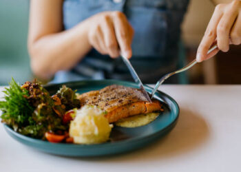 Bạn biết ăn cá chứ?