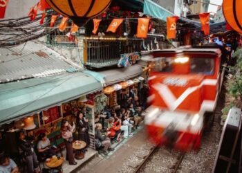 Phố cà phê đường tàu Hà Nội nối dài ra thế giới