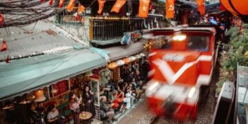 Phố cà phê đường tàu Hà Nội nối dài ra thế giới