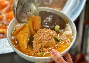 Tô bún riêu đơn giản mà hút khách nước ngoài, Việt kiều, nghệ sĩ