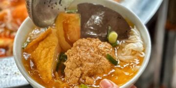 Tô bún riêu đơn giản mà hút khách nước ngoài, Việt kiều, nghệ sĩ