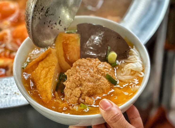 Tô bún riêu đơn giản mà hút khách nước ngoài, Việt kiều, nghệ sĩ