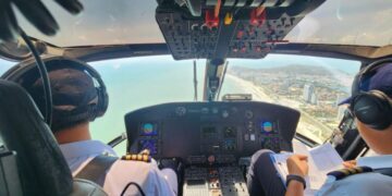 Du khách thích thú trải nghiệm trực thăng ngắm TP Hồ Chí Minh từ trên cao