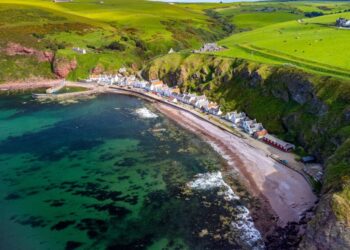 Ngôi làng nơi chân núi giáp biển đẹp như bước ra từ tranh vẽ