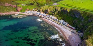 Ngôi làng nơi chân núi giáp biển đẹp như bước ra từ tranh vẽ