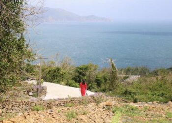 Leo đồi đá cổ gặp cảnh đẹp như đảo Jeju