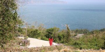 Leo đồi đá cổ gặp cảnh đẹp như đảo Jeju