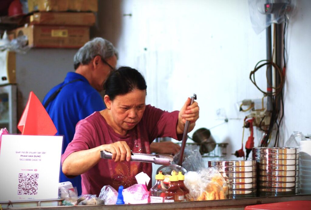 Quán phở hai người ở Sài Gòn, chủ quán là nhân viên kiêm đầu bếp