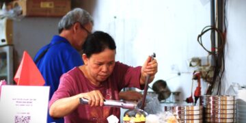 Quán phở hai người ở Sài Gòn, chủ quán là nhân viên kiêm đầu bếp