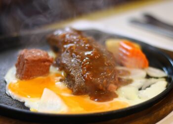 Bít tết thấm thơm đáng tiền ở ngã tư trung tâm Sài Gòn